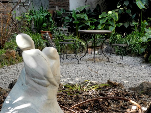 Olokuti. Vista del jardín interior.